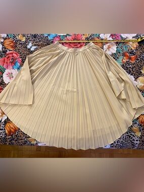 Pleated Ivory/Cream Skirt Banana Republic, NWT. Sz 12.